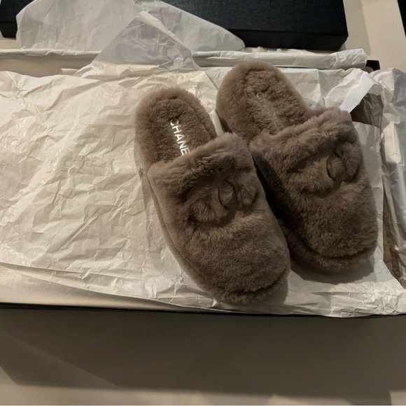 Chanel slippers and pouch - Picture 6 of 8